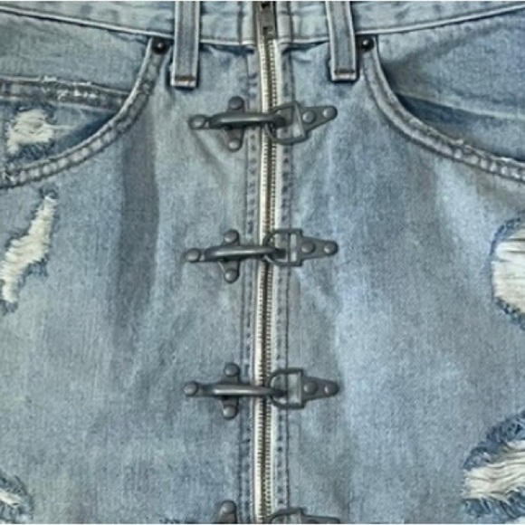 Carmar LF Beatrice Distressed Blue Denim Mini Skirt Size 26. Front zipper - Picture 8 of 11